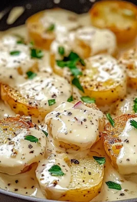 Kremowe ziemniaczki z patelni w aromatycznym sosie czosnkowym