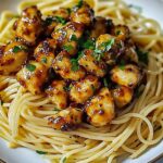 Pyszny kurczak w miodowo-czosnkowej glazurze z kremowym spaghetti