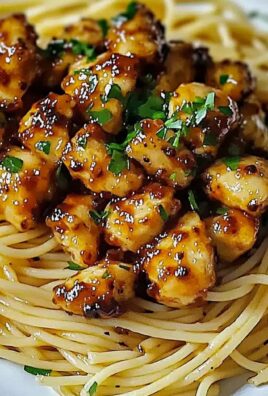 Pyszny kurczak w miodowo-czosnkowej glazurze z kremowym spaghetti